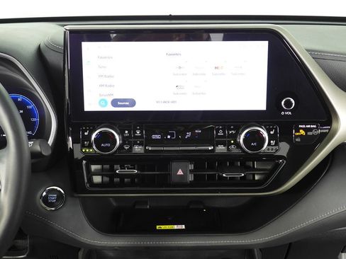 Used 2023 Toyota Highlander Limited FWD image 26