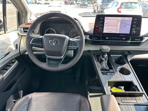 Used 2021 Toyota Sienna Platinum FWD image 13