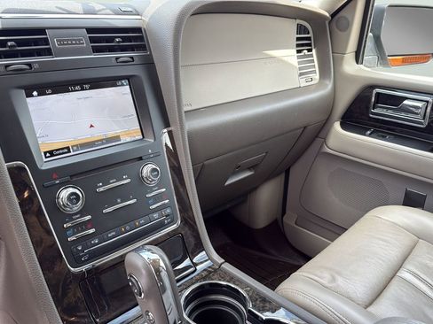 Used 2017 Lincoln Navigator Select RWD image 14