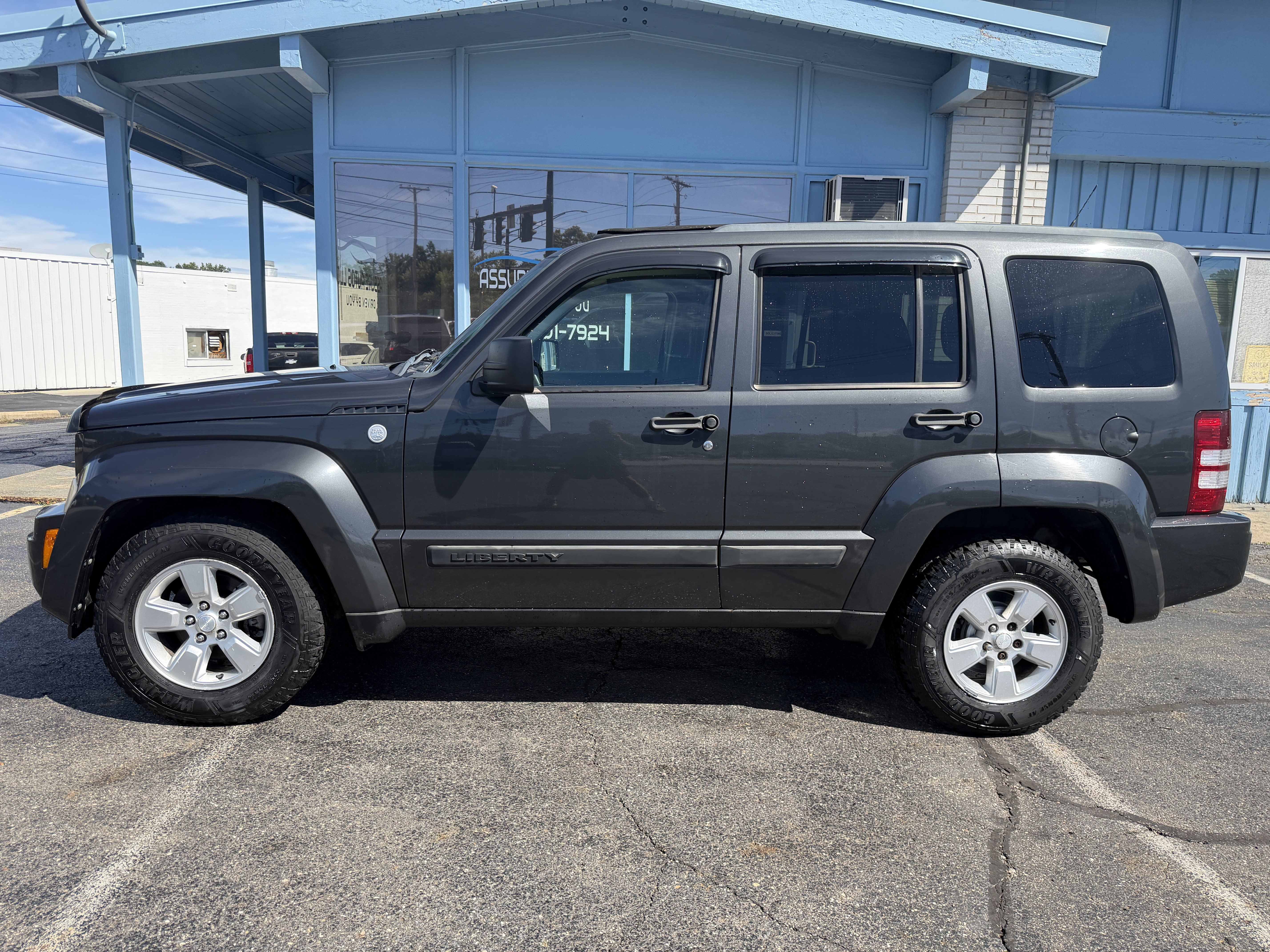 Used 2011 Jeep Liberty Sport w/ Popular Equipment Group AWD/4WD image 2