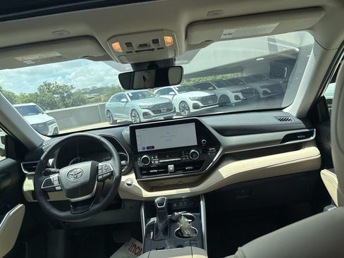 Used 2025 Toyota Highlander XLE FWD image 19