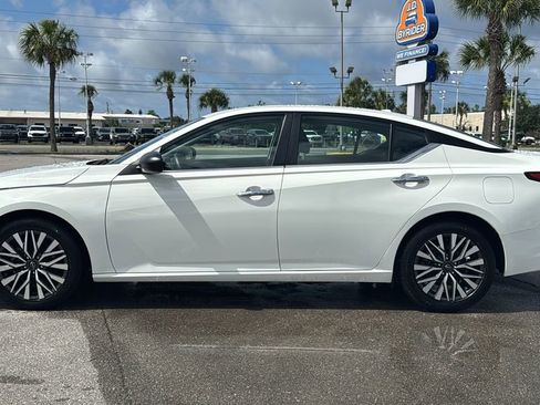 Used 2025 Nissan Altima 2.5 SV FWD image 2