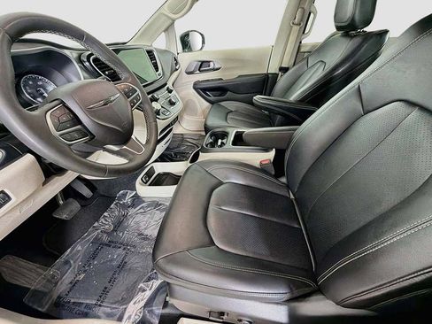 Used 2024 Chrysler Pacifica Touring-L FWD image 22