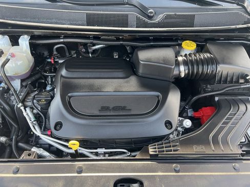 Used 2024 Chrysler Pacifica Touring-L image 25