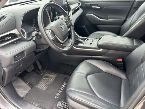 Used 2023 Toyota Highlander XLE AWD/4WD image 14