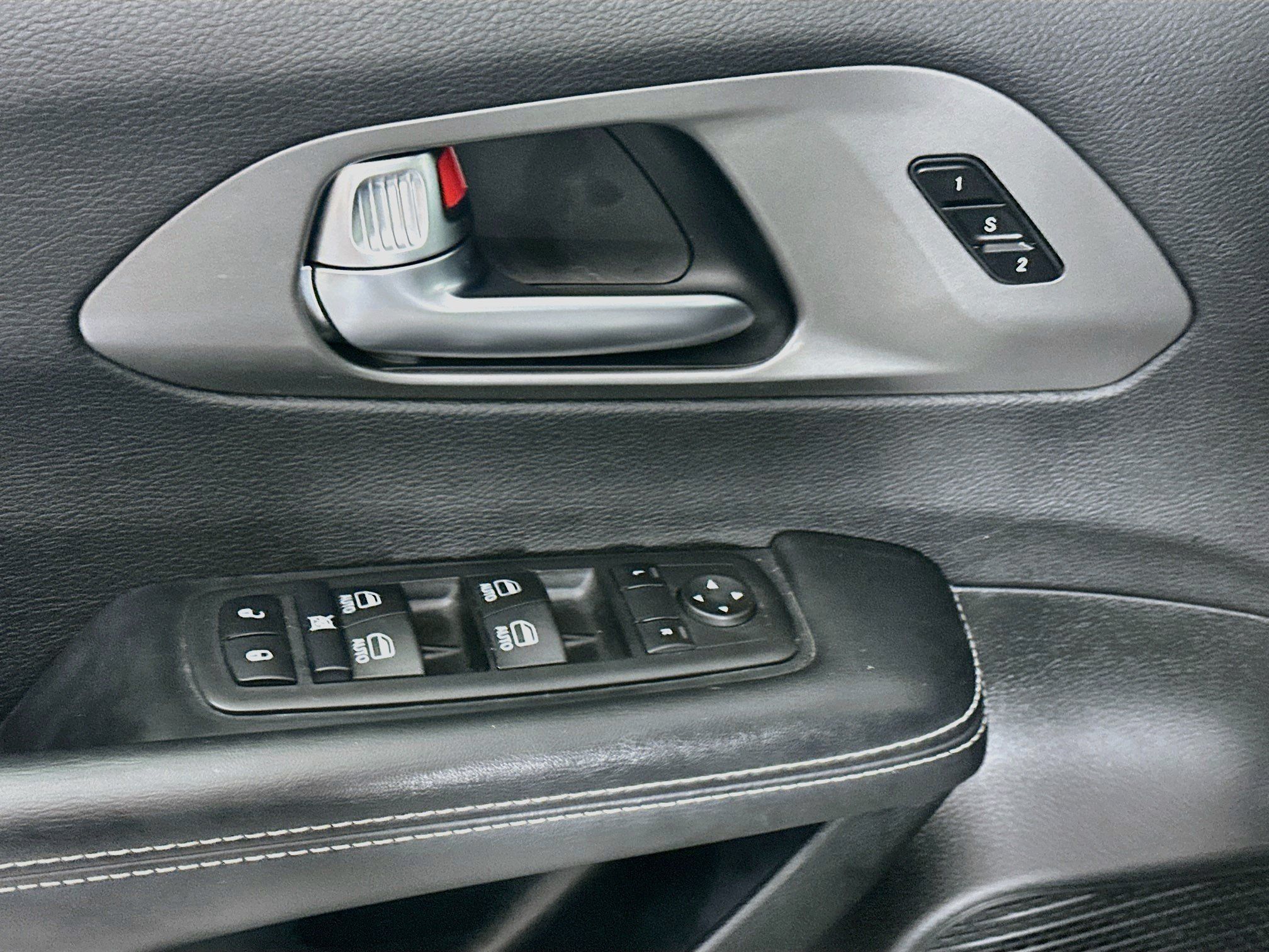 Used 2025 Chrysler Pacifica Select FWD image 15