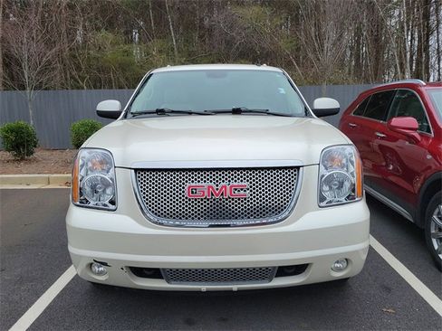 Used 2009 GMC Yukon Denali image 2