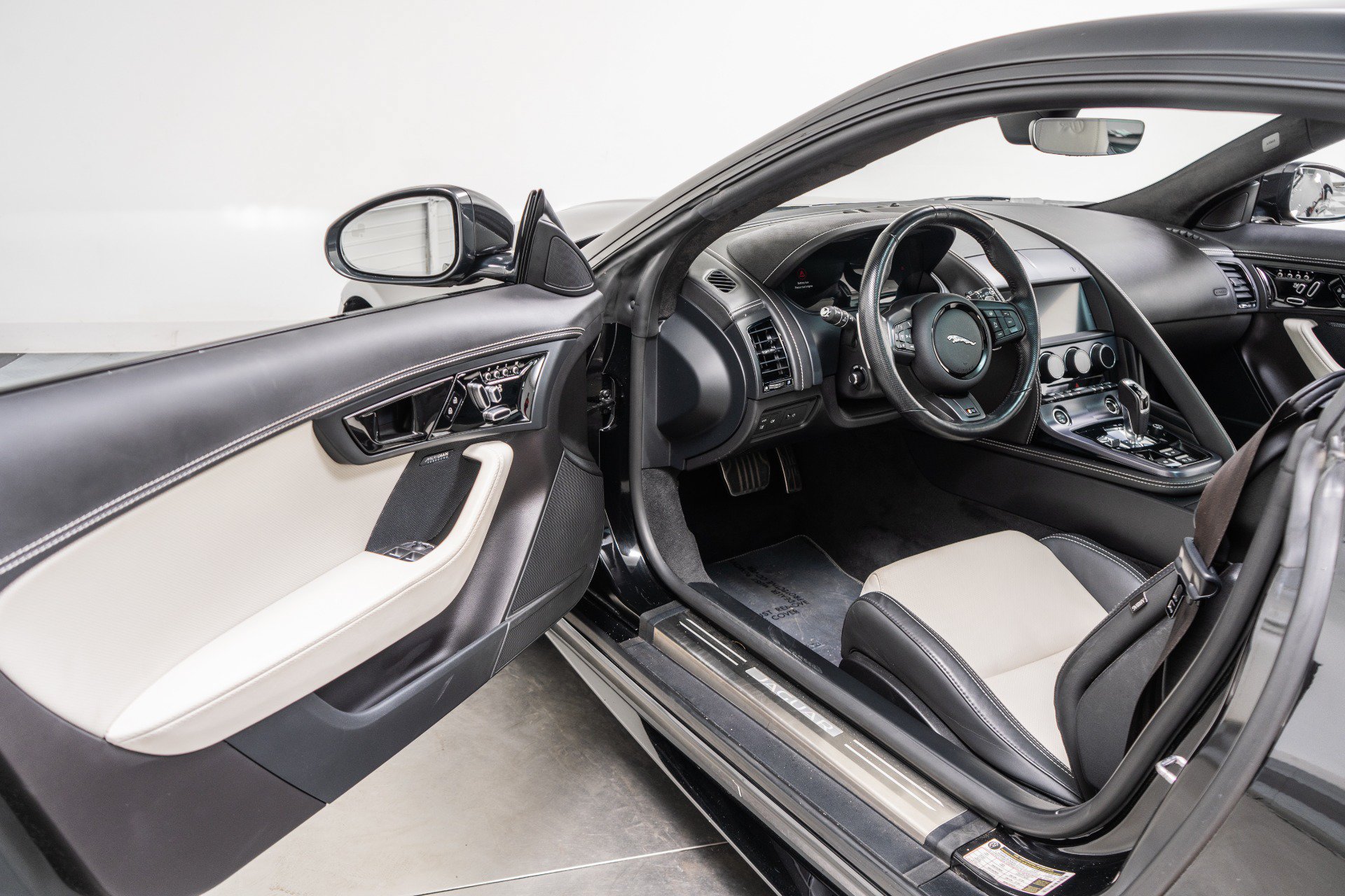 Used 2023 Jaguar F-TYPE R AWD/4WD image 22