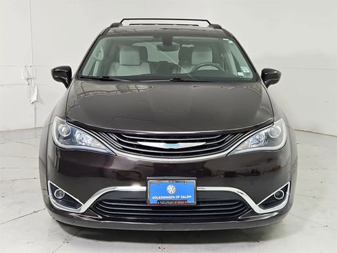 Used 2018 Chrysler Pacifica Touring Plus image 9