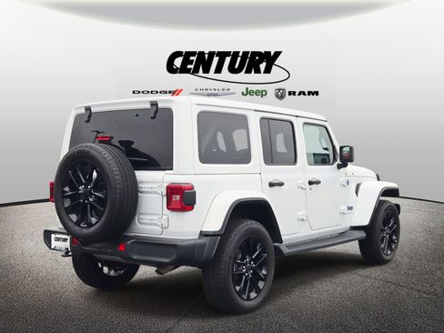 Used 2025 Jeep Wrangler Sahara image 4