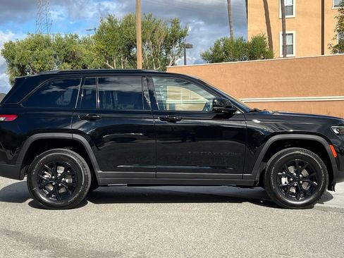 New 2025 Jeep Grand Cherokee Altitude image 3