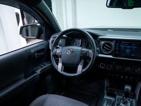 Used 2019 Toyota Tacoma TRD Off-Road w/ Technology Package AWD/4WD image 9