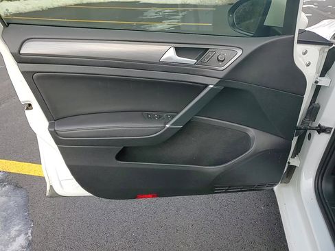 Used 2018 Volkswagen Golf S image 10