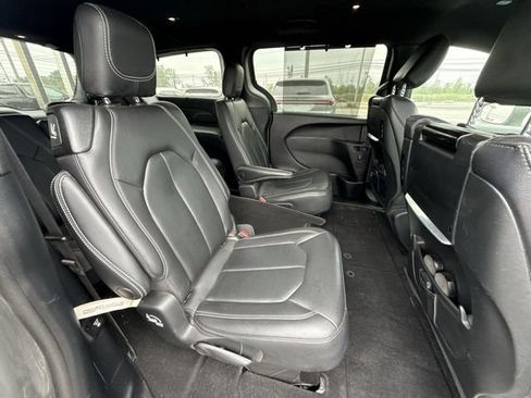 Used 2021 Chrysler Pacifica Touring-L w/ Uconnect Theater Family Group AWD/4WD image 25