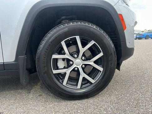 Used 2024 Jeep Grand Cherokee Limited w/ Luxury Tech Group II image 12