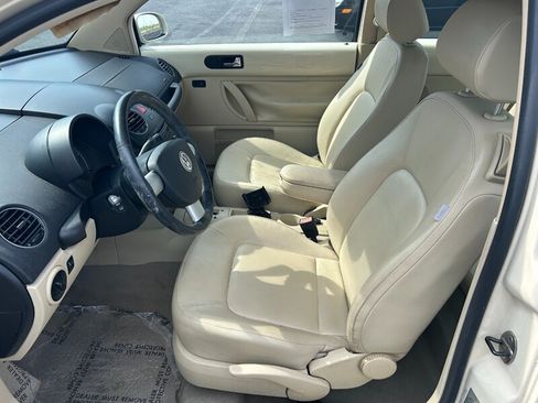 Used 2009 Volkswagen Beetle Coupe FWD image 9