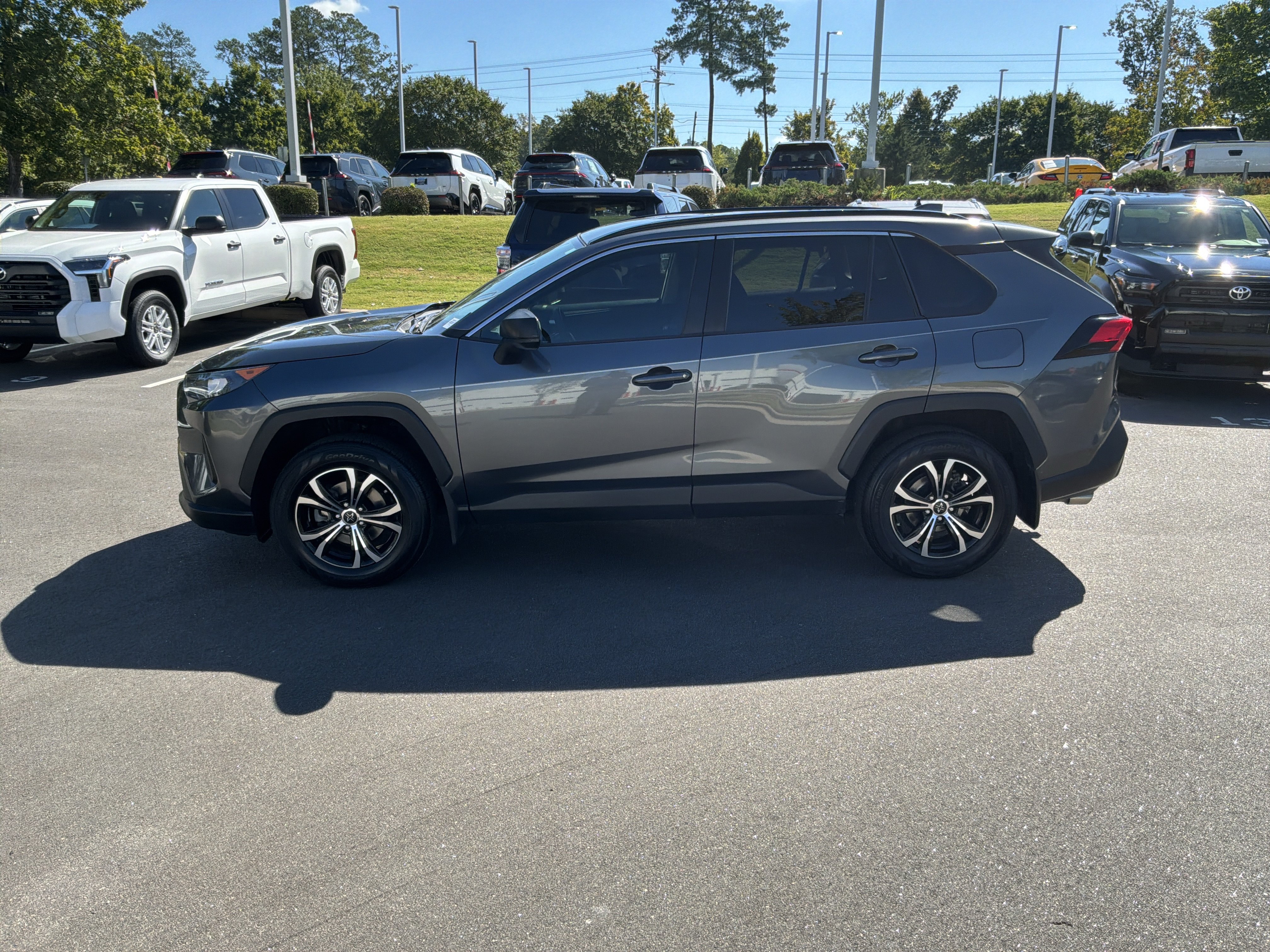 Used 2021 Toyota RAV4 LE AWD/4WD image 7