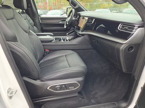 Used 2023 Jeep Wagoneer Series III w/ Preferred Equipment Group image 6