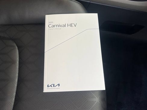 Certified 2025 Kia Carnival LXS FWD image 24