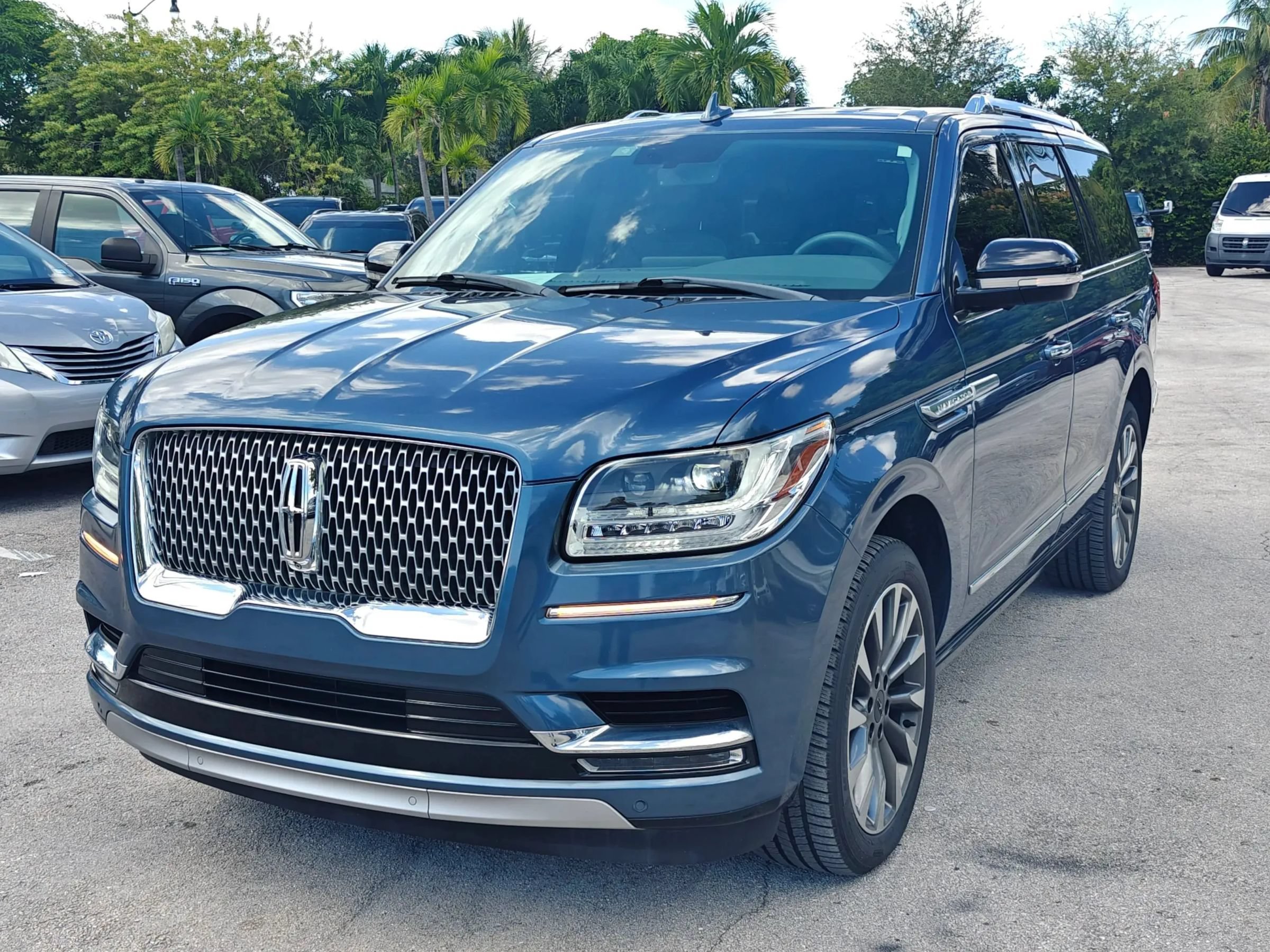 Used 2019 Lincoln Navigator Select RWD image 3