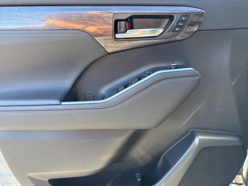 Used 2023 Toyota Highlander L image 9