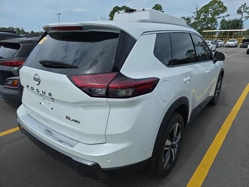 Used 2024 Nissan Rogue SL AWD/4WD image 2