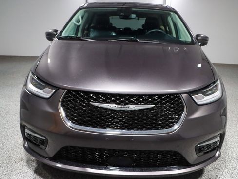 Used 2023 Chrysler Pacifica Touring-L image 4