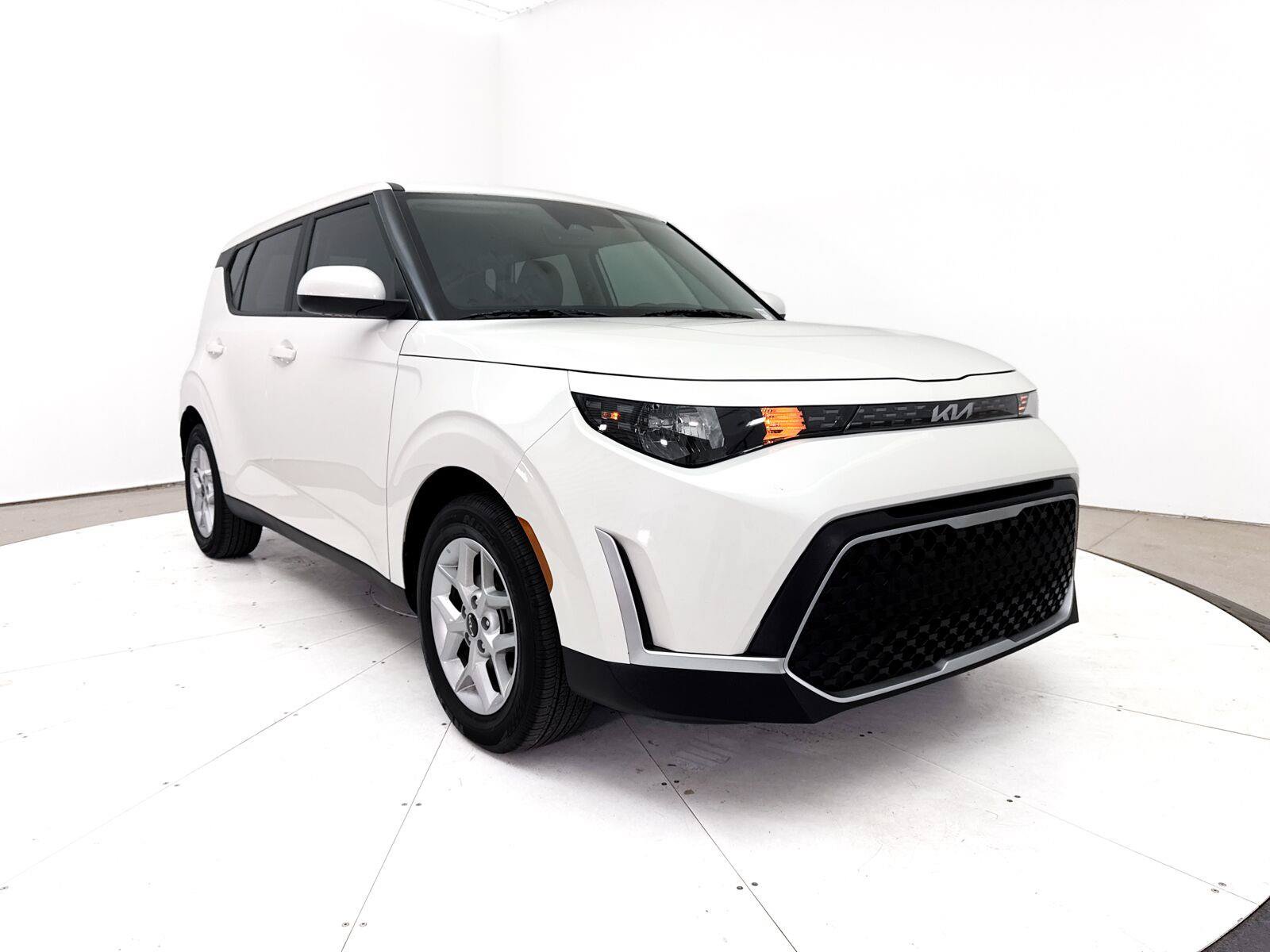 Used 2025 Kia Soul LX w/ LX Technology Package FWD image 11