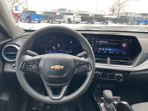 Used 2025 Chevrolet Trax LT image 21