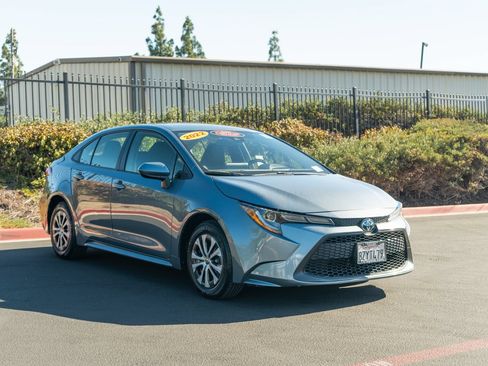 Certified 2022 Toyota Corolla LE FWD image 3