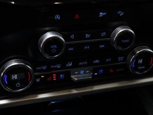 Used 2024 Ford Expedition Max XLT image 11