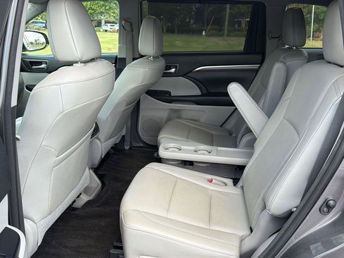Used 2018 Toyota Highlander Limited FWD image 11