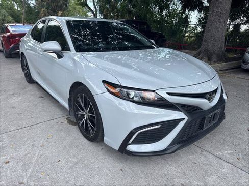 Used 2022 Toyota Camry SE FWD image 4