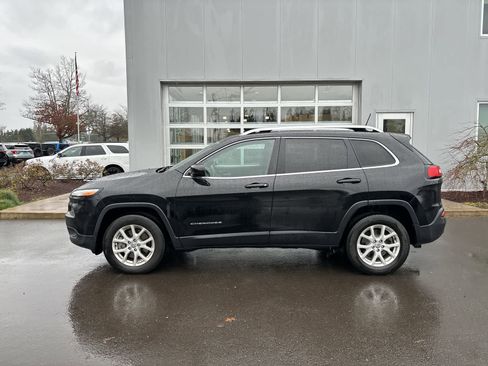 Used 2018 Jeep Cherokee Latitude image 2