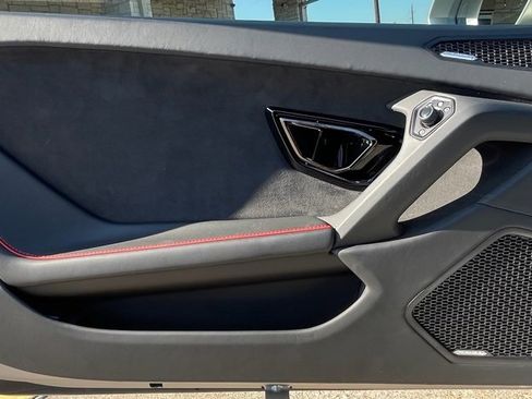 Used 2020 Lamborghini Huracan EVO image 27