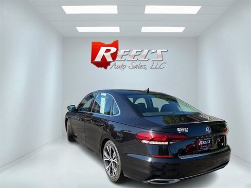 Used 2022 Volkswagen Passat 2.0T SE FWD image 32