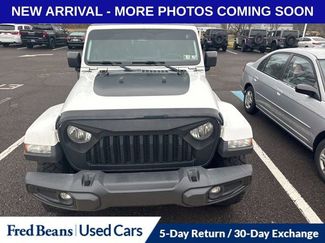 Used 2021 Jeep Gladiator Sport video 2