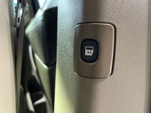 Used 2015 Chrysler Town & Country Limited Platinum image 19