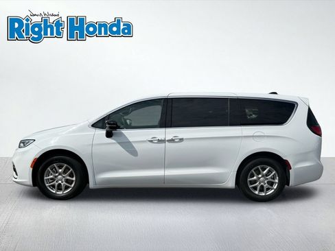 Used 2025 Chrysler Pacifica Select FWD image 3