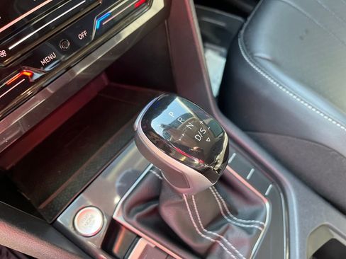 Used 2024 Volkswagen Tiguan SE image 28