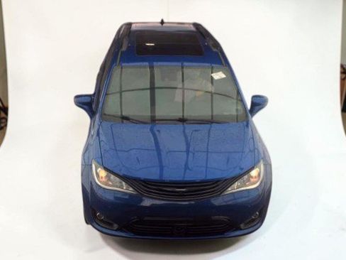 Used 2019 Chrysler Pacifica Limited w/ Advanced Safetytec Group FWD image 2