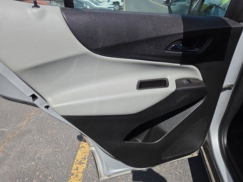 Used 2018 Chevrolet Equinox LS AWD/4WD image 21