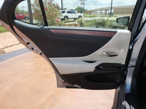 Used 2025 Lexus ES 300h w/ Premium Package image 7
