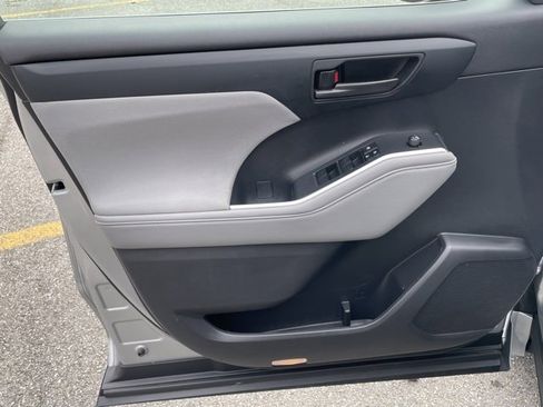 Used 2023 Toyota Highlander LE image 12