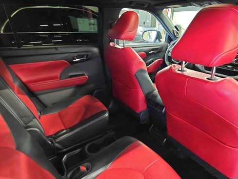 Used 2022 Toyota Highlander XSE image 12