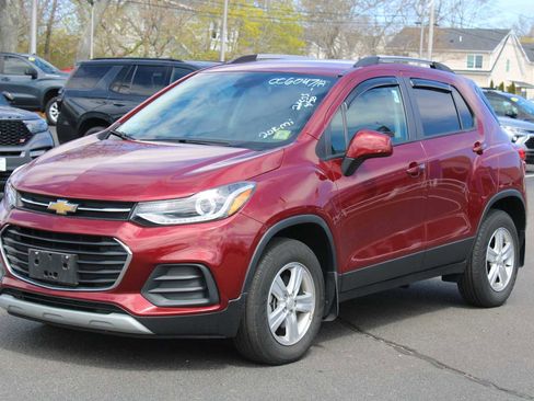 Used 2022 Chevrolet Trax LT w/ LT Convenience Package AWD/4WD image 2