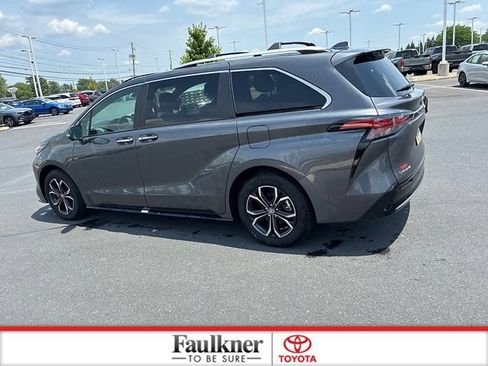 Used 2025 Toyota Sienna Platinum AWD/4WD image 14