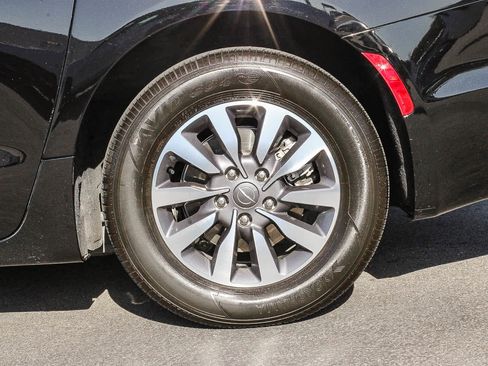 Used 2024 Chrysler Pacifica Limited FWD image 9