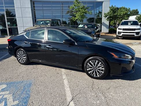Used 2025 Nissan Altima 2.5 SV FWD image 33