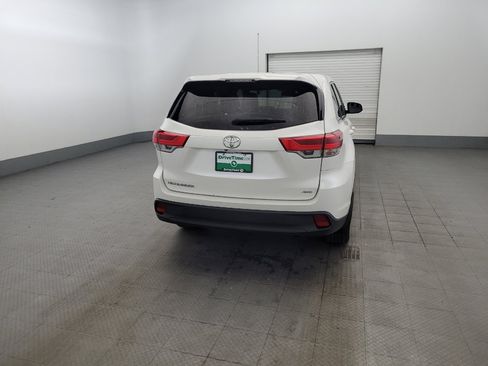 Used 2019 Toyota Highlander LE AWD/4WD image 7